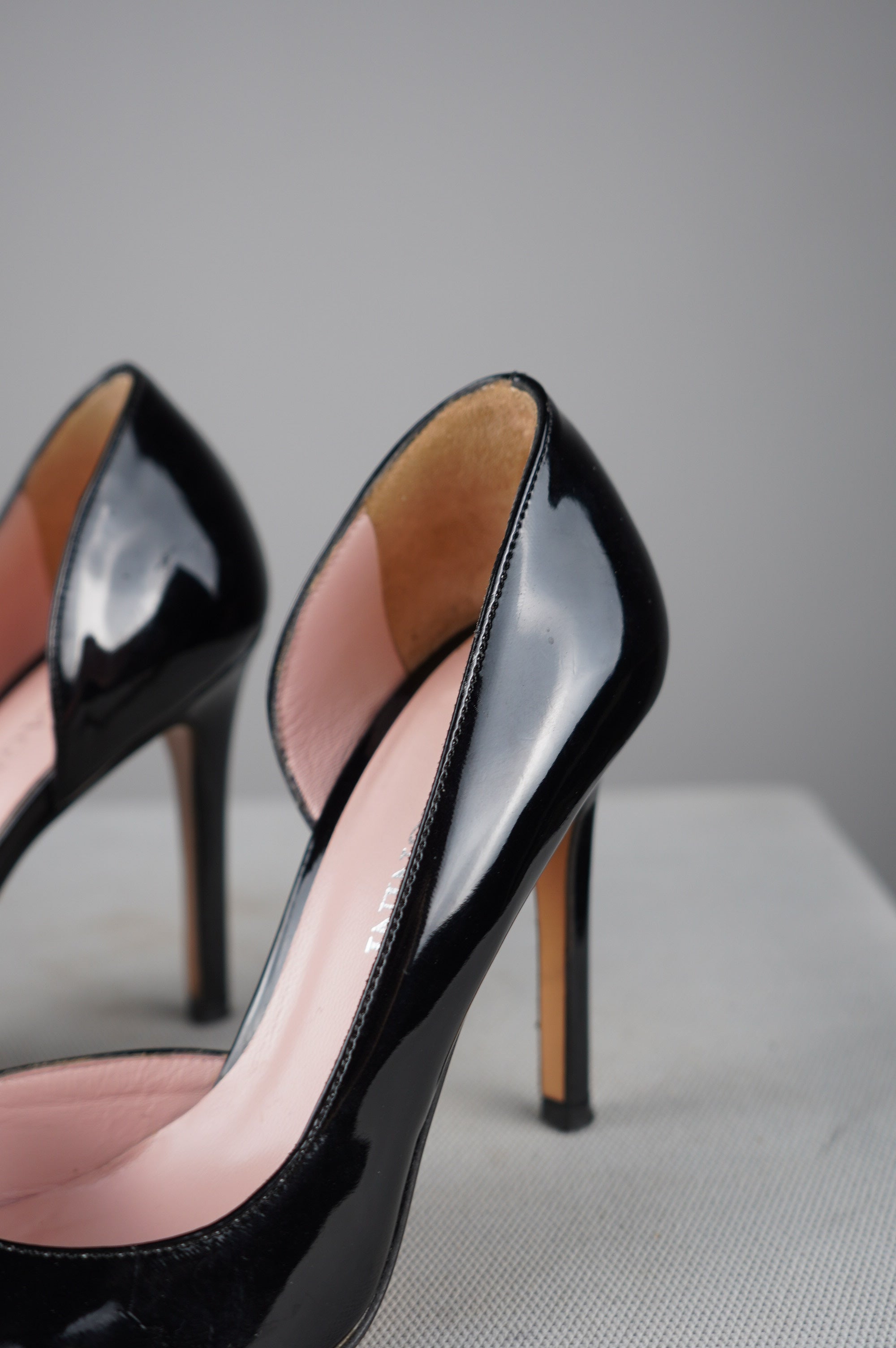 Deccollete' in vera pelle laccata
